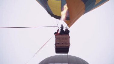 Sıcak hava balonu festivali, Ukrayna 'yı göster, yavaş çekim. Kiev 18 Aralık 2020 