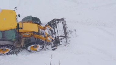 Sarı traktör kar fırtınasından sonra kar kaldırdı, üst manzara 21 Kasım 2019 Ukrayna Kiev