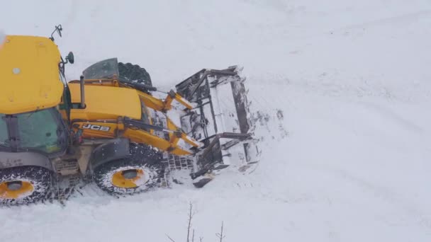 Gele trekker verwijdert sneeuw na sneeuwstorm, bovenaanzicht 21 november 2019 Oekraïne Kiev — Stockvideo