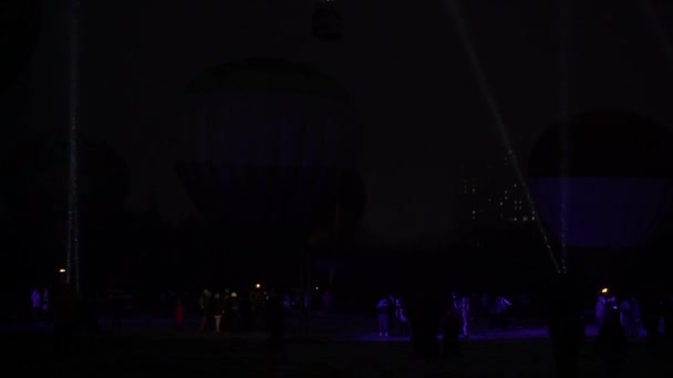 Φεστιβάλ αερόστατου θερμού αέρα, Νυχτερινό φως δείχνουν Ουκρανία, αργή κίνηση. Κίεβο 18 Δεκεμβρίου 2020 — Αρχείο Βίντεο