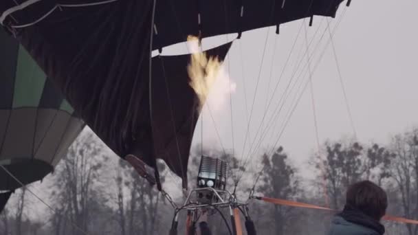 Varmluftsballong festival, kväll vinter brännare fyller ballongen med varm luft närbild — Stockvideo