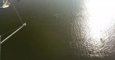 Teleferik parkının hava görüntüsü ve güneşli bir günde suyu kesen bir sporcu.