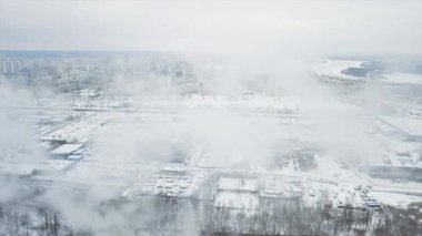 Karlı bir kış günü, gemilerin buz içinde donduğu tersanenin tam üstünde bir dron ile uçmak.