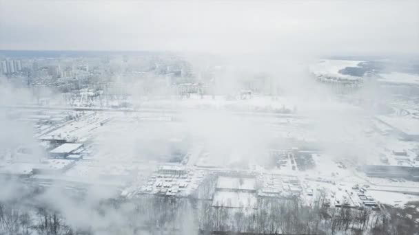 Fliegen auf einer Drohne direkt über der Werft und dem Stand, an dem die Schiffe im Eis eingefroren sind, zur Winterlagerung an einem verschneiten Wintertag — Stockvideo