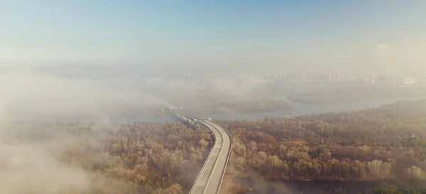 Міст через Дніпро в Києві під час туману в сонячний день. — стокове фото