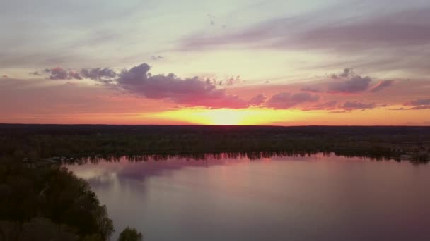 Kolorowy zachód słońca nad drogą z samochodami z widokiem na las i jezioro Ukraina, Kijów 6 maja 2021. — Wideo stockowe