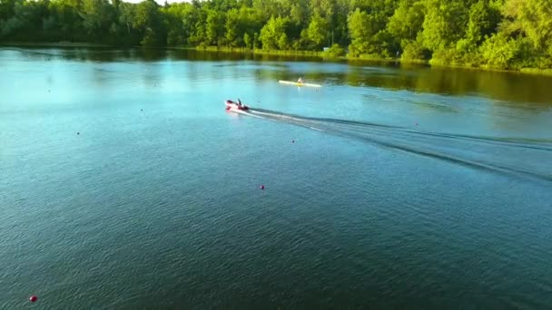 Survoler la rivière par une journée ensoleillée, les gens se reposant sur des kayaks et sapa, l'éblouissement du soleil dans la caméra — Video