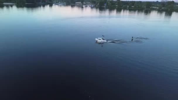 Aerial View Wakeboarding Wakeboarding Boat Sunset Top View Athlete Falling — Stock video