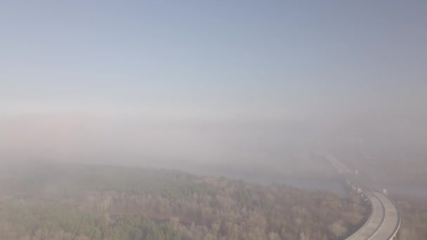 Let Přes Most Časném Slunečném Ránu Při Požárech Zakrytých Kouřem — Stock video