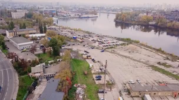 在乌克兰基辅的一座黄树铁路桥的背景下 沿着第聂伯河和另一边的工业区飞越了高速公路 高质量的4K镜头 — 图库视频影像