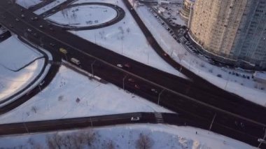 Kışın, akşamları yol kavşağında. Gün batımı, güneş. Yüksek kaliteli FullHD görüntüler