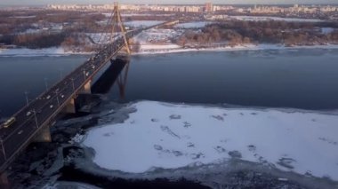 10 Şubat Kiev, Güney Köprüsü. Uçuşun yüksekliğinden, kış manzarasının gün batımında. Yüksek kaliteli FullHD görüntüler