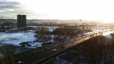 10 Şubat Kiev, Güney Köprüsü. Uçuşun yüksekliğinden, kış manzarasının gün batımında. Yüksek kaliteli FullHD görüntüler
