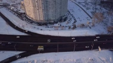 Kışın, akşamları yol kavşağında. Gün batımı, güneş. Yüksek kaliteli FullHD görüntüler