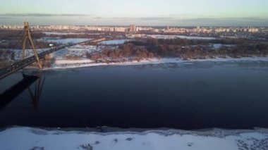 10 Şubat Kiev, Güney Köprüsü. Uçuşun yüksekliğinden, kış manzarasının gün batımında. Yüksek kaliteli FullHD görüntüler