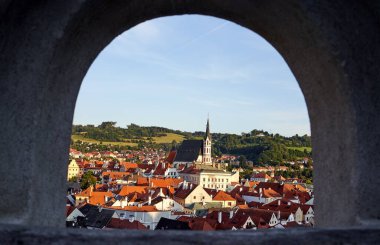CESKY KRUMLOV, CZECH REPUBLIC - 10 Eylül 2021: Bir kemer vasıtasıyla kasaba manzarası