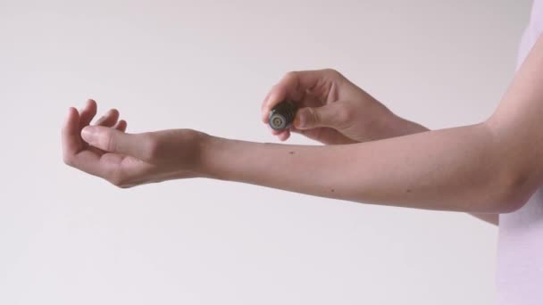 Joven Adolescente Poniendo Una Gota Aceite Esencial Brazo Frotándolo Cámara — Vídeos de Stock