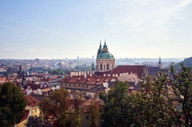 PRAG, CZECH Cumhuriyet - 3 Ekim 2021: Prag Kalesi bahçelerinden Mala Strana ve St. Nicholas Kilisesi 'nin panoramik manzarası