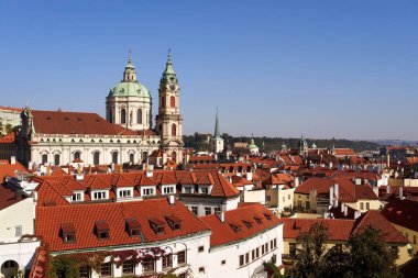PRAG, CZECH Cumhuriyet - 10 Ekim 2021: Sonbaharda Mala Strana çatıları ve St. Nicholas Kilisesi