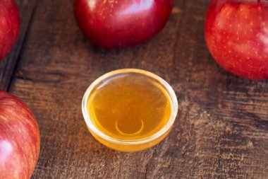 Elma sirkesi ile taze meyve bir kase