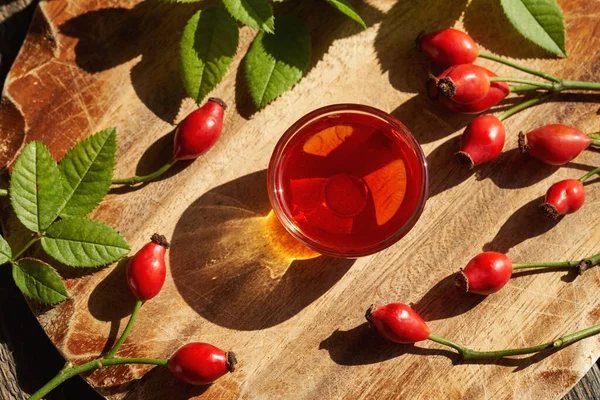 Eine Schüssel Hagebuttenkernöl Mit Frischen Beeren Draufsicht — Stockfoto