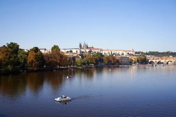 Prague Τσεχικη Δημοκρατια Οκτωβριου 2021 Ποταμός Βλταβά Βάρκες Φόντο Κάστρο — Φωτογραφία Αρχείου