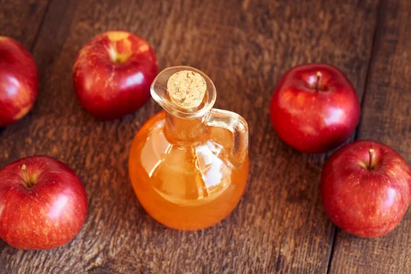 Una Botella Vinagre Manzana Con Fruta Fresca Madura Sobre Una — Foto de Stock