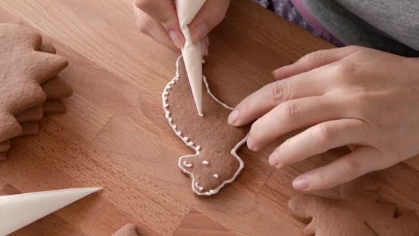 アイシングとクマの形で自家製ジンジャーブレッドクリスマスクッキーの装飾 伝統的なペストリーの準備 — ストック動画