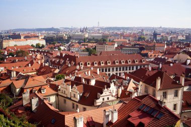 PRAG, CZECH REPUBLIC - 3 Ekim 2021: Mala Strana 'nın panoramik manzarası, arka planda Eski Şehir