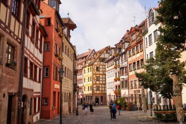 NUREMBERG, ALMANY - 18 Eylül 2021: Şehir merkezinde yarı ağaçlı renkli evler