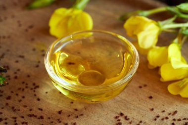 Bir kase çuha çiçeği yağı ve taze çiçek tohumu.