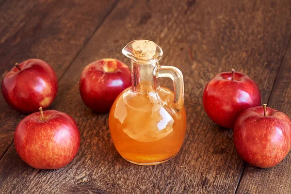 Una Botella Vinagre Manzana Sobre Una Mesa — Foto de Stock