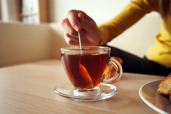 Eine Tasse Tee Auf Einem Tisch Wohnzimmer — Stockfoto