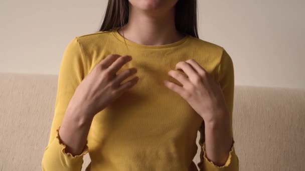 Jong Tiener Meisje Oefenen Eft Emotionele Vrijheid Techniek Tikken Het — Stockvideo