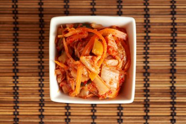 Bir kase kimçi. Geleneksel Kore mayalanmış probiyotik yiyecekler.