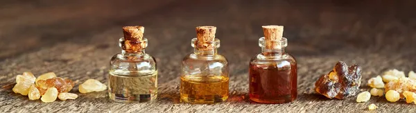 Banner Panoramico Tre Bottiglie Olio Essenziale Aromaterapia Con Resina Incenso — Foto Stock