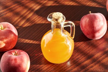 Şişe içinde elma sirkesi