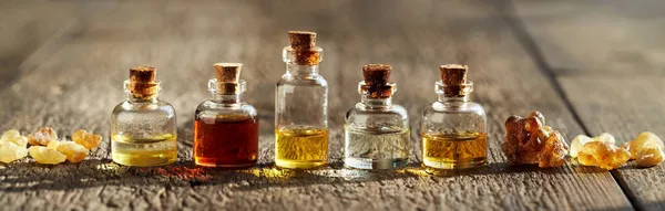 Panoramische Banner Met Vijf Flessen Aromatherapie Etherische Olie Wierookhars — Stockfoto