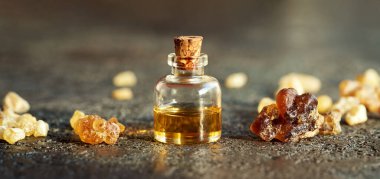 Boswellia reçine kristalleriyle birlikte bir şişe tütsü.