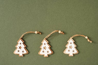 Fotokopi alanı ve ahşap süslemeleri olan yeşil Noel arkaplanı - yıldızlı ağaçlar