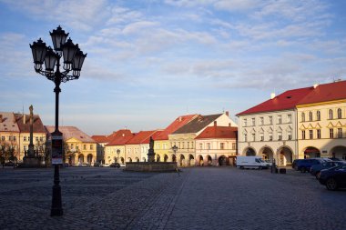 JICIN, CZECH Cumhuriyet - 31 Ekim 2021: Sonbaharda Valdstejnovo namesti veya Wallenstein Meydanı 'ndaki renkli evler