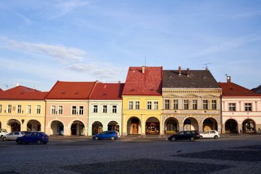 JICIN, CZECH Cumhuriyet - 31 Ekim 2021: Sonbaharda Valdstejnovo namesti veya Wallenstein Meydanı 'nda atari salonlu renkli evler