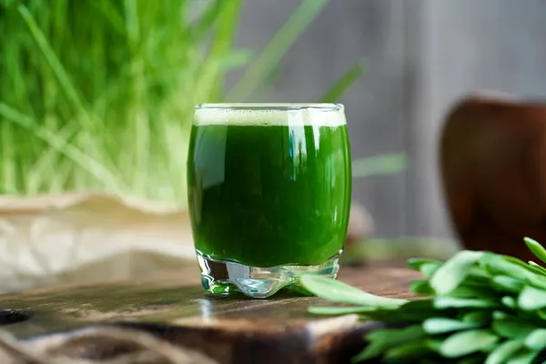 Ein Schnapsglas Grünen Gerstengrassaft Mit Frischen Halmen Hintergrund — Stockfoto