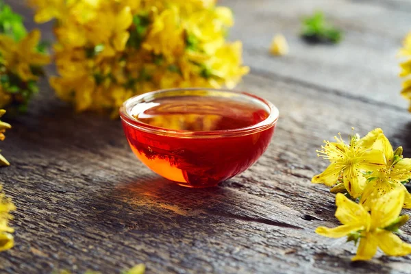 Perikum Olie Skål Bord Med Friske Hypericum Perforatum Blomster - Stock-foto