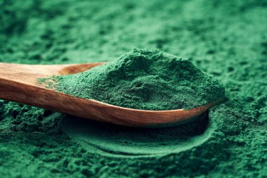 Tahta bir kaşığa, yaklaş.