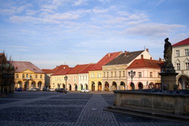 JICIN, CZECH Cumhuriyet - 31 Ekim 2021: Sonbaharda Valdstejnovo namesti veya Wallenstein Meydanı 'ndaki renkli evler