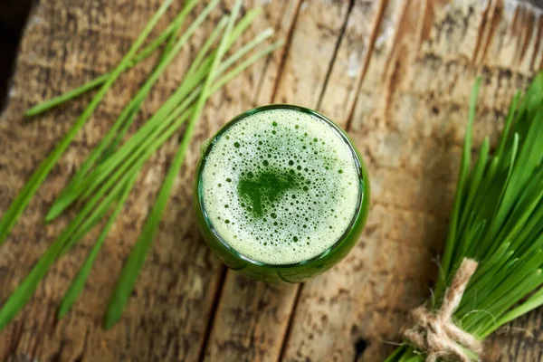 Ein Glas Gesunden Grünen Gerstengrassaft Hintergrund Frisches Gerstengras Draufsicht — Stockfoto
