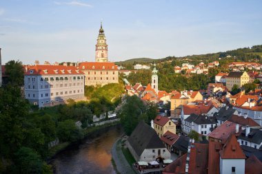 CESKY KRUMLOV, CZECH REPUBLIC - 10 Eylül 2021: Şato ve nehir manzaralı şehir