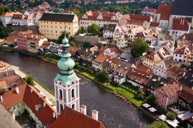 CESKY KRUMLOV, CZECH REPUBLIC - 10 Eylül 2021: Vltava Nehri ile kasaba manzarası