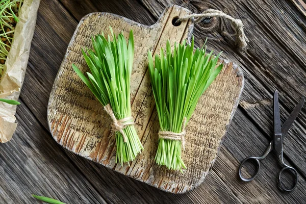 Zwei Bündel Frisch Geerntetes Gerstengras Auf Einem Rustikalen Tisch Draufsicht — Stockfoto